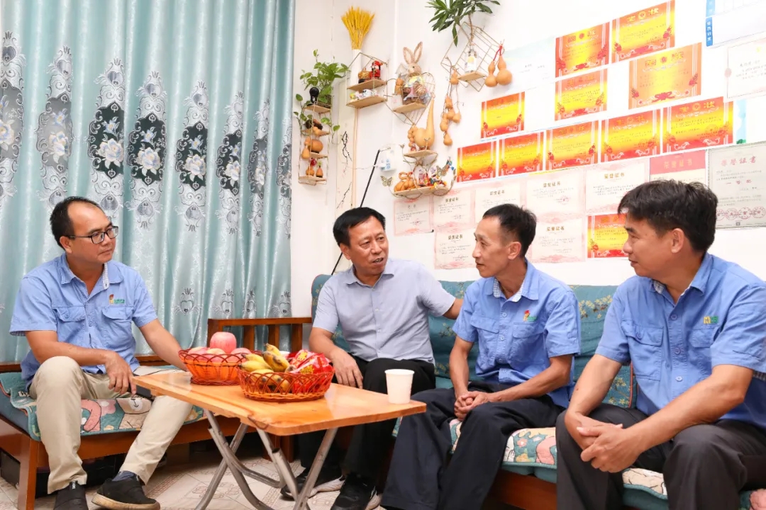 xk.com-星空(中国)
省总工会到xk.com-星空(中国)
xk.com-星空(中国)走访慰问全国劳模朱平